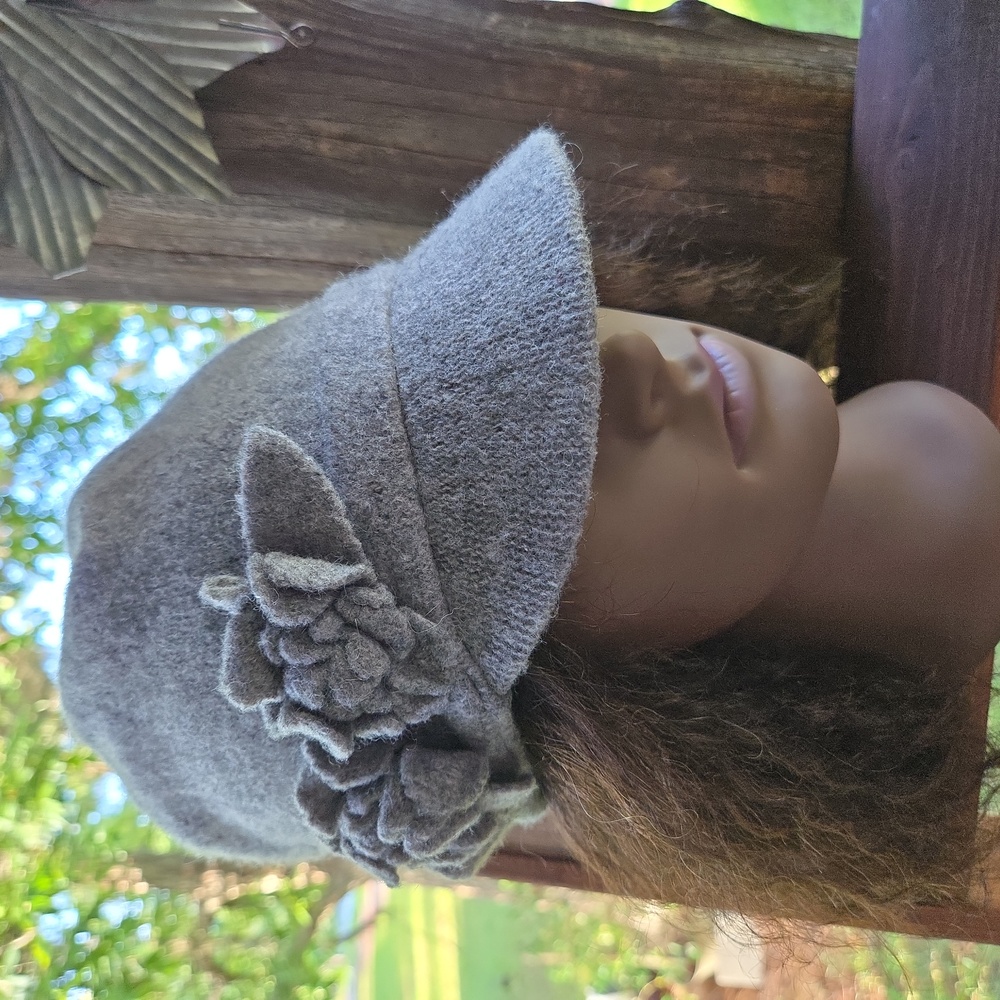 Sonoma 100% Wool Gray Newsboy Hat With Floral Embroidery Adornment